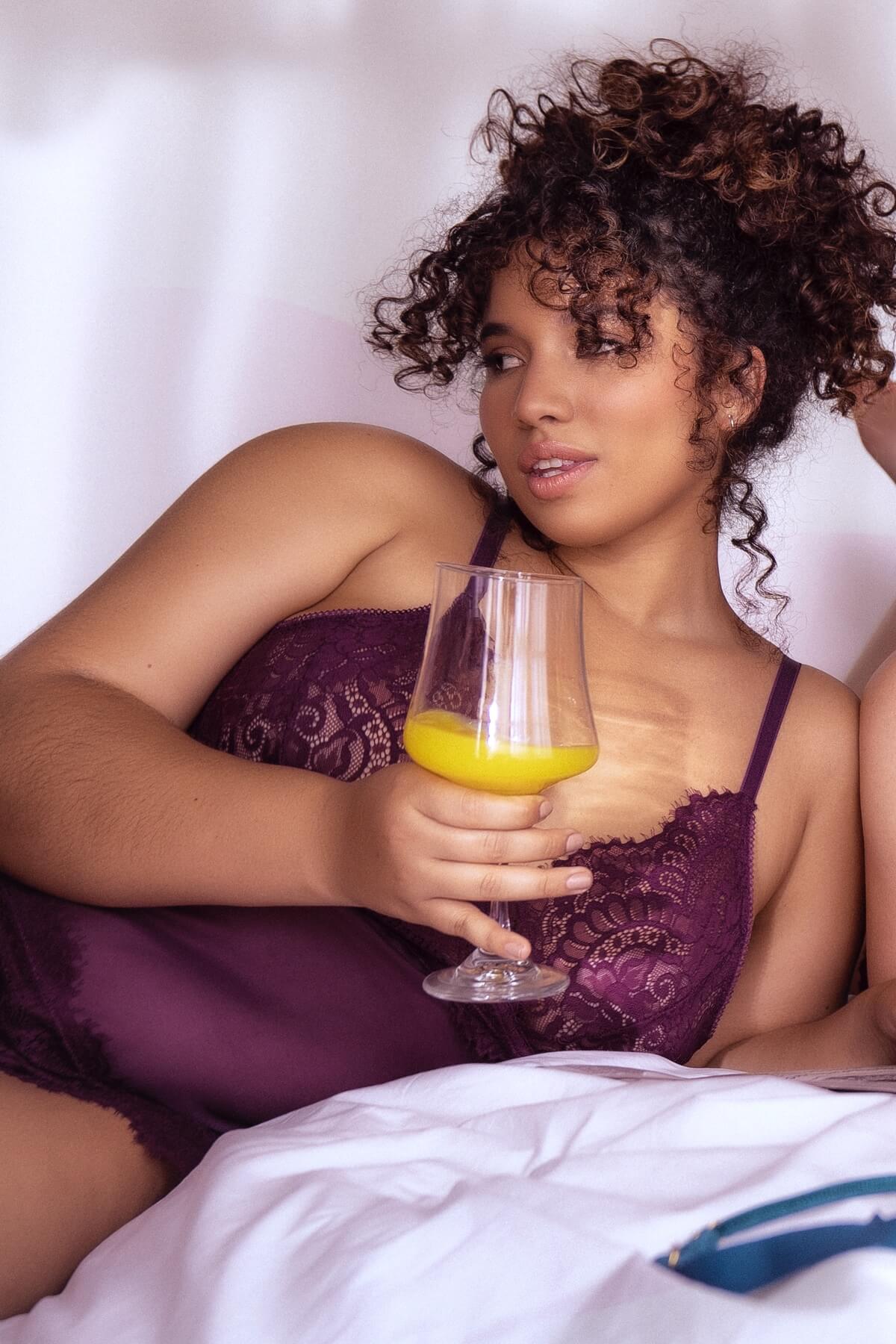 Neglijeu sexy plus-size din dantela si plasa mov - bordo Forever Love - model