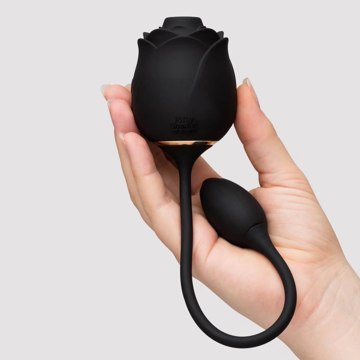 Stimulator clitoridian cu sucțiune și ou vibrator Dark Blushing Rose - Fifty Shades of Grey - în mână
