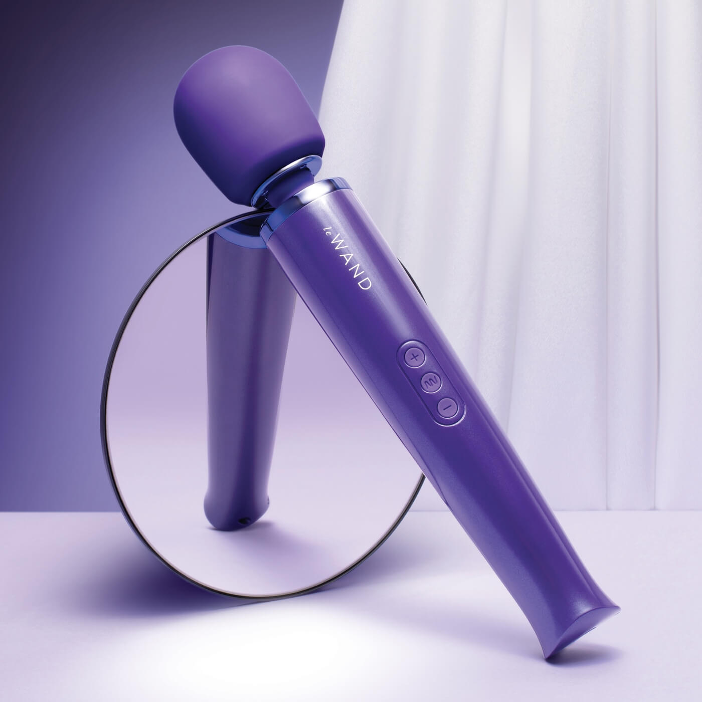 Vibrator wand pentru masaj sau stimulare Le Wand Rechargeable Vibrating Massager ideal pentru sesiuni solo sau in cuplu - lifestyle 3