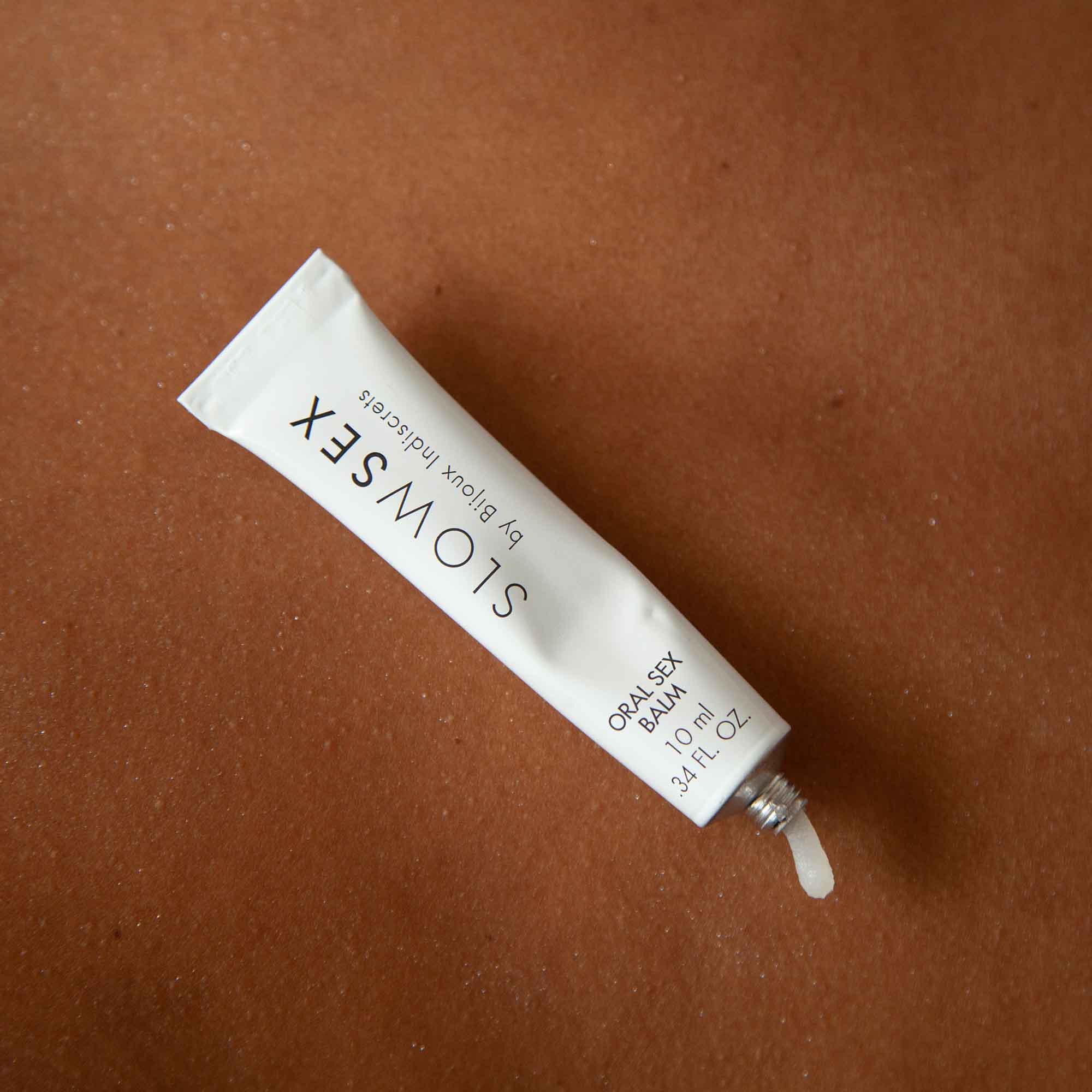 Balsam pentru sex oral cu aroma de cocos Slow Sex - tub pe piele curge