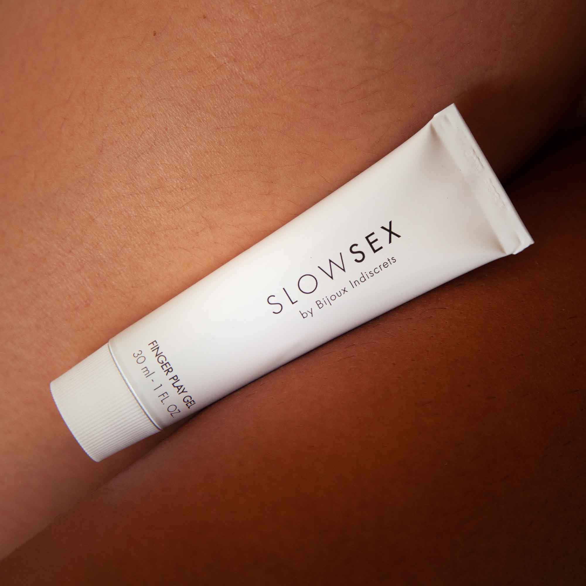Gel finger play cu aroma de cocos Slow Sex - tub pe corp