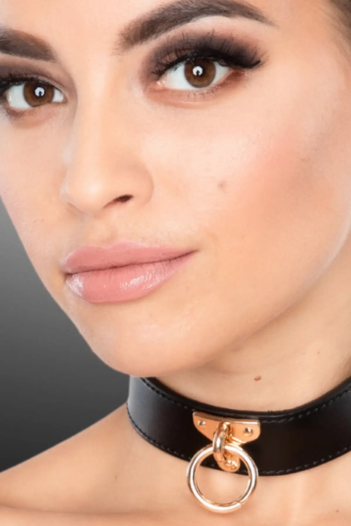 Colier choker din piele vegana cu inel metalic, Negru / Auriu