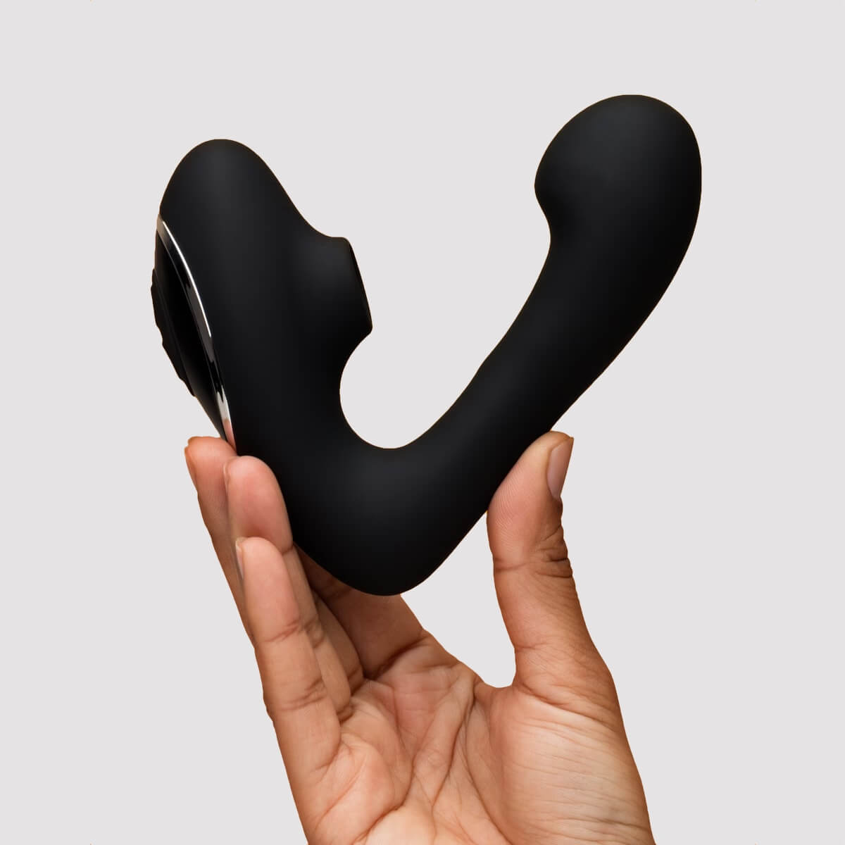 Fifty Shades of Grey – Greedy Girl Duet uneste pulsația fină a unui stimulator clitoridian și un vibrator care stimuleaza punctul G prin mișcări înainte și înapoi - în mână