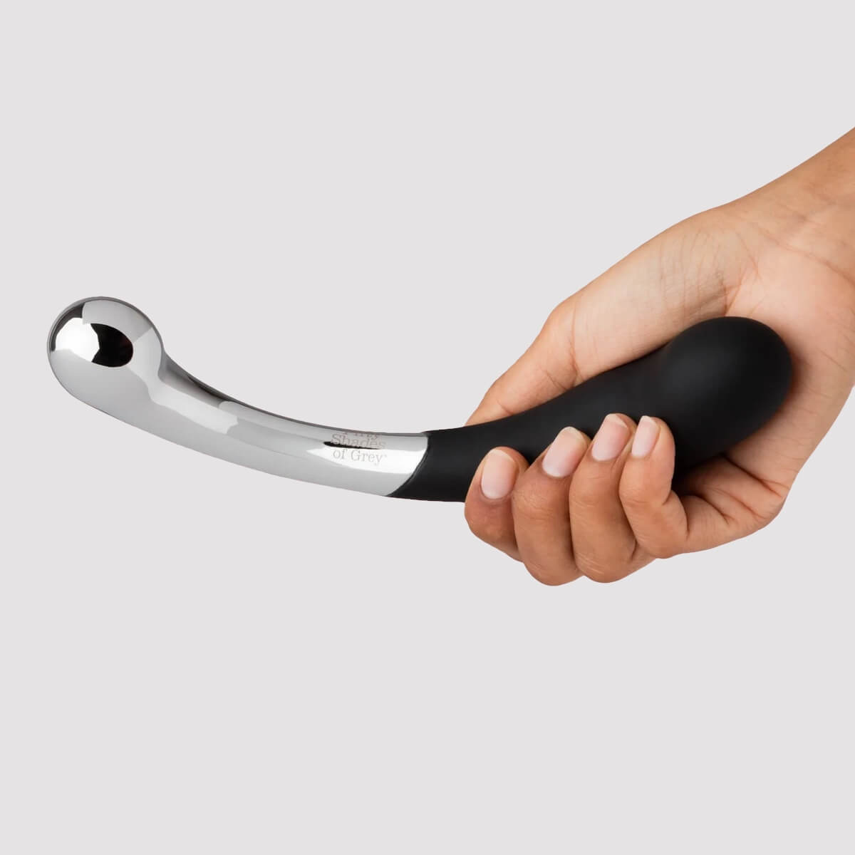 Dildo cu două capete din oțel și silicon Sweet Pressure - Fifty Shades of Grey - în mână