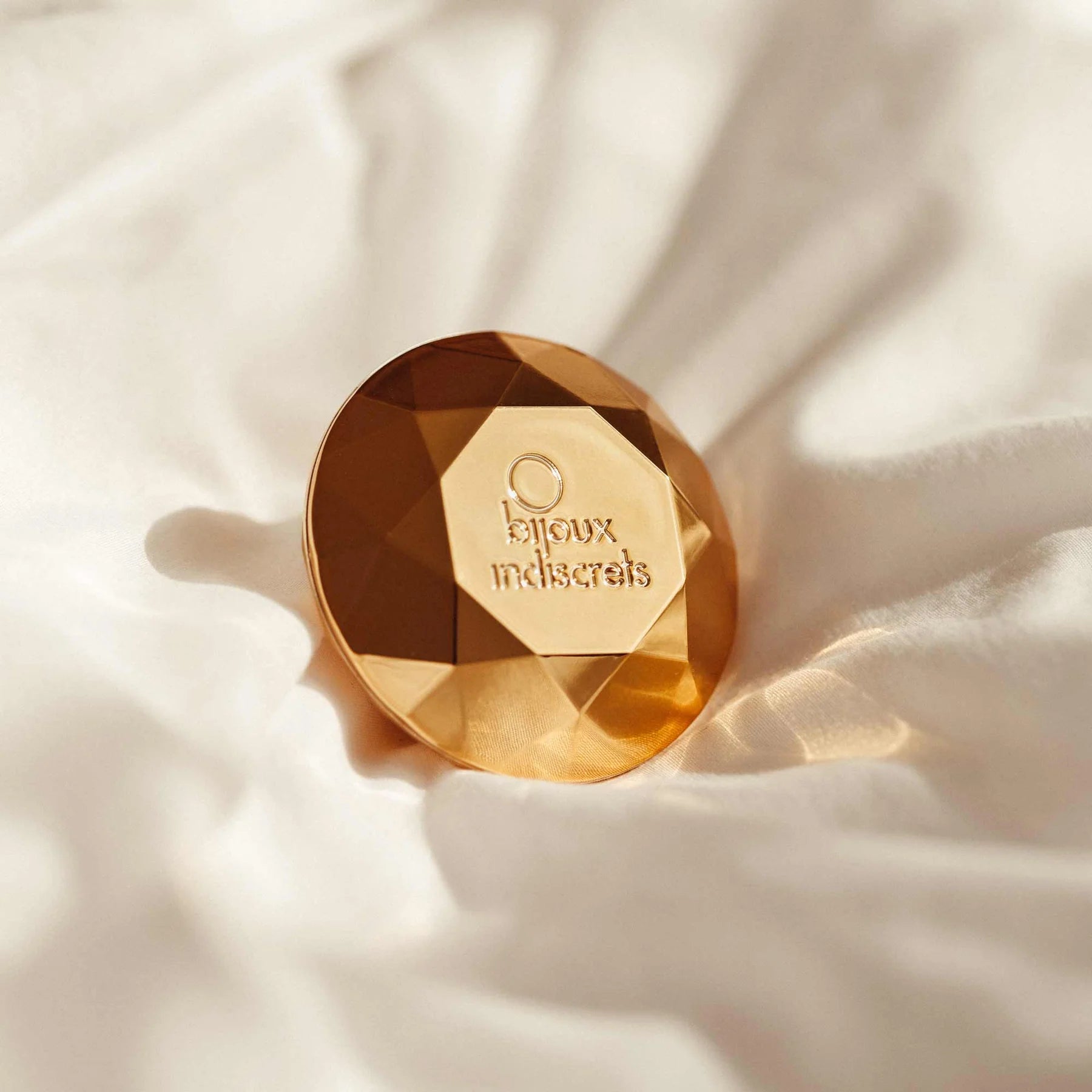 Vibrator clitoridian reincarcabil Twenty One Diamond - on sheets