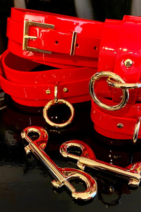 accesoriu fetish BDSM din catuse pentru maini si coapse de culoare rosu lucios si cleme aurii